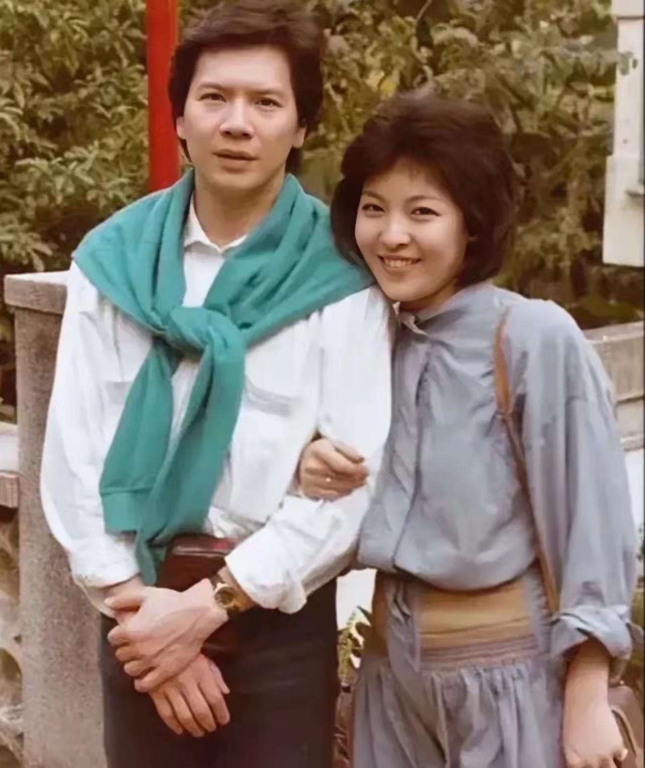 向华强与陈岚：光影内外的携手岁月1979年，一张定格在香港新界公园的老照片，