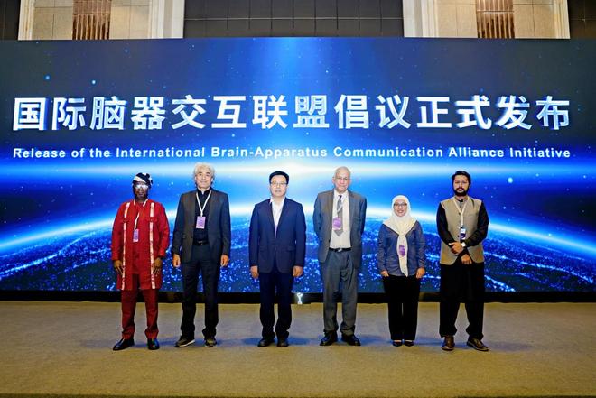 一场高规格脑机接口会议落地三项重磅成果, 为何是成都?