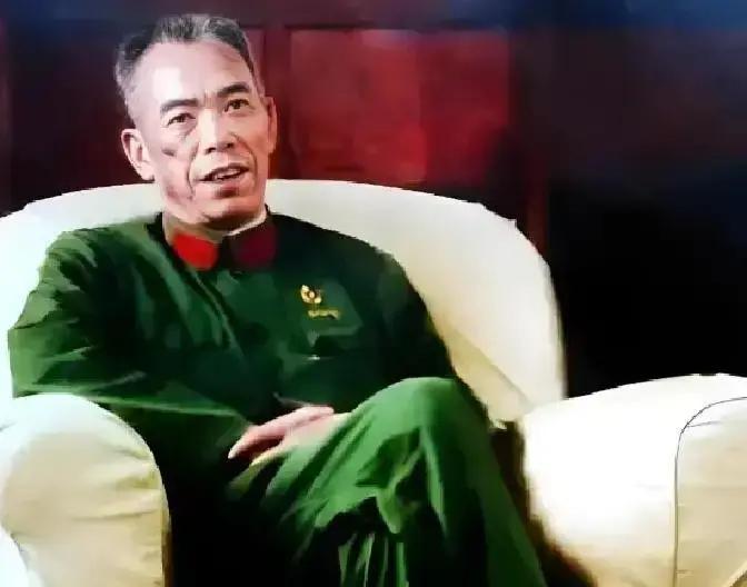 1981年，68岁的梁兴初坐在木椅上，死死盯着平反文件上“恢复大军区正职待遇”几