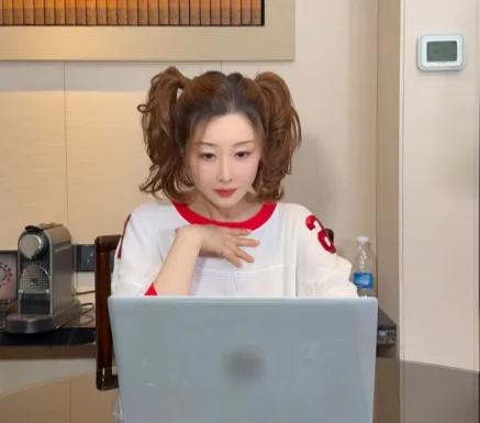 6月29日，是歌手孙悦icon54岁的生日，网友看到她现在的模样，纷纷惊呼：姐，