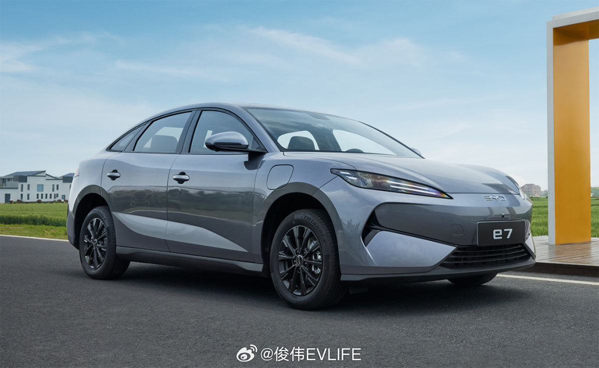 比亚迪将于5月17日正式发布全新纯电动轿车e7，定位于共享出行和企业用车市场。e