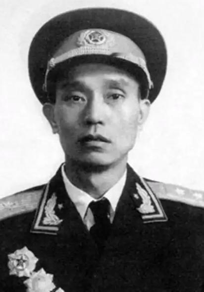 1947年，一个在枪林弹雨里眉头都不皱一下的师长，大腿根部中弹住院。19岁的女护