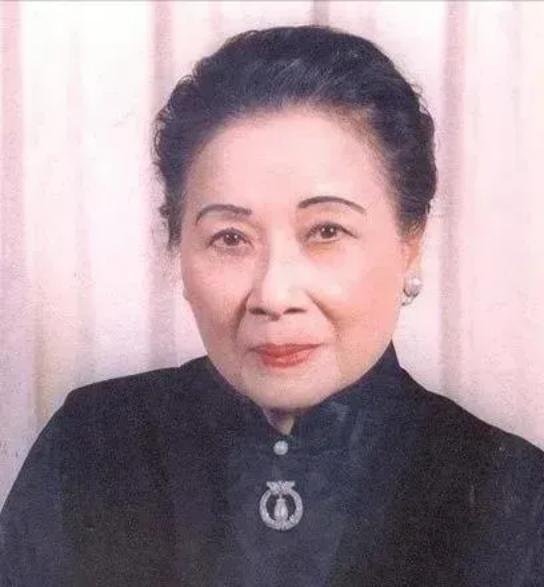 1988年1月23日，蒋经国突然病逝。宋美龄得知后，马上赶到蒋经国的大直官邸。她