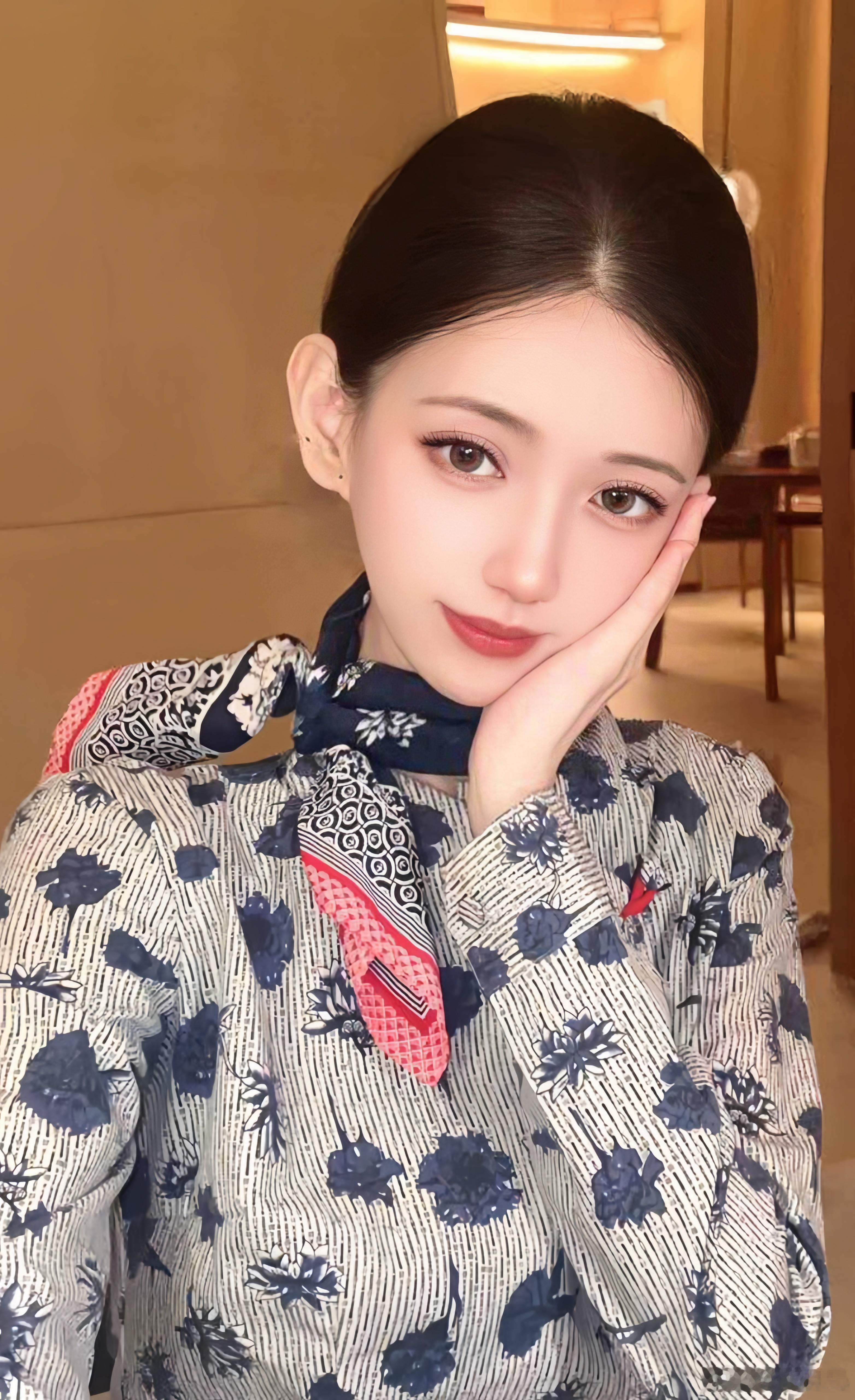 东航空姐的制服照，好美。​​​