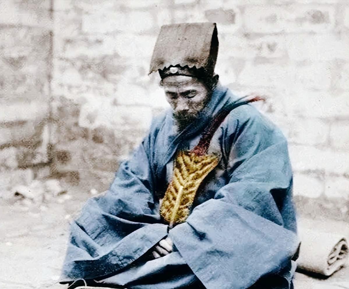 1937年深秋的万佛峡，马家军的皮靴踏碎了道观的晨钟。老道郭元亨被吊在银杏树