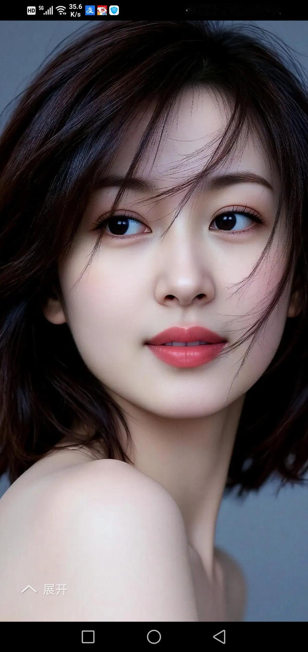 温柔眼眸，红唇微启，散发迷人魅力。