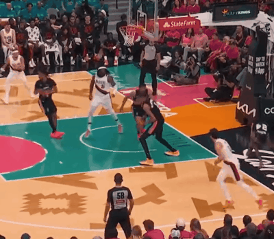 邓肯都看乐了！文班亚马这个一条龙，用了背后运球过人、单手体前变向、小提琴转身