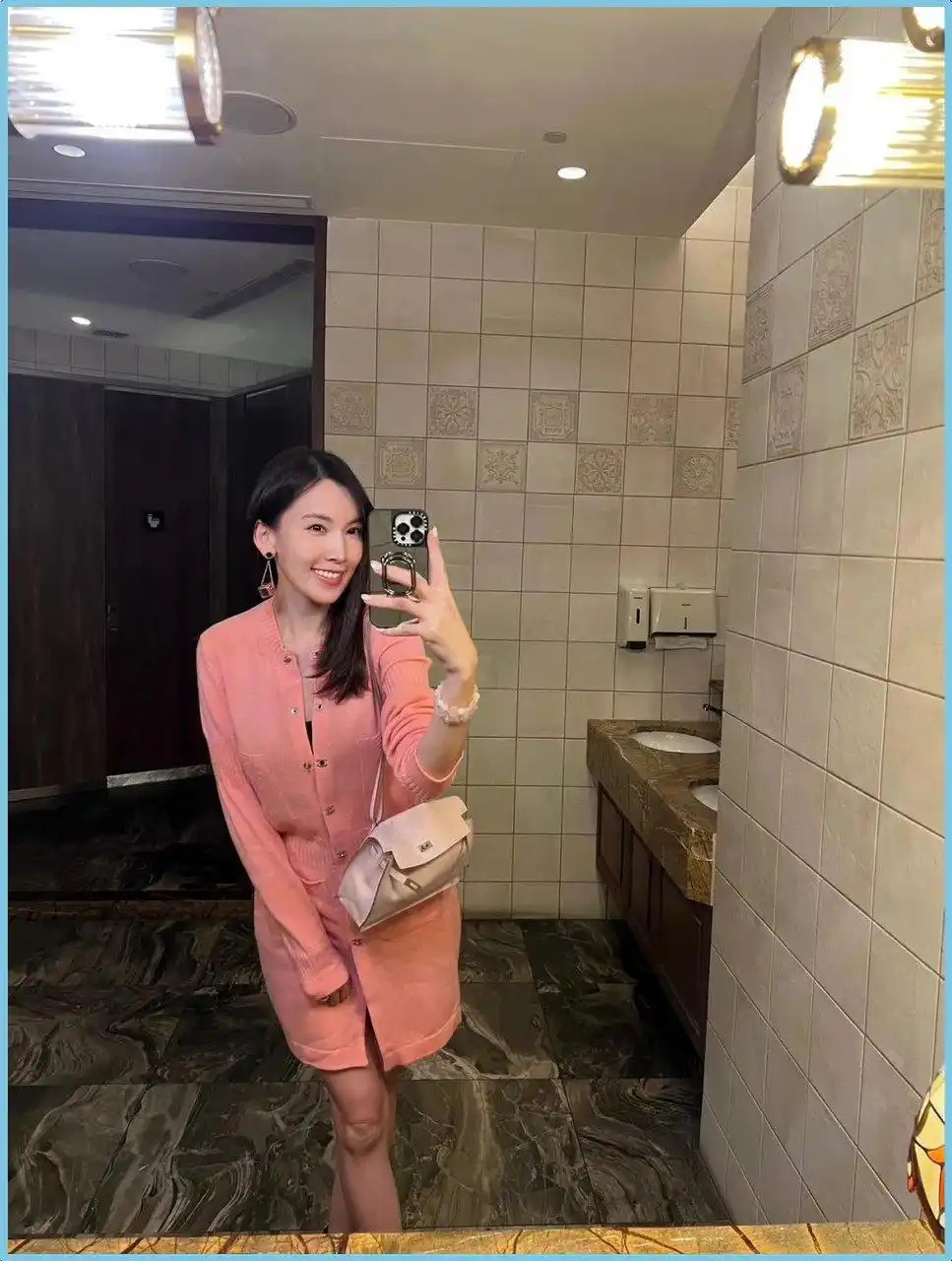 41岁陈若仪穿短裙自拍，网友看呆直呼像21岁，三个娃的妈咋这么嫩？