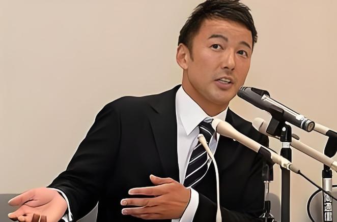 日本国会现场突发震撼一幕，彻底打破了右翼政客们的嚣张气焰！平日里动辄叫嚣“对华