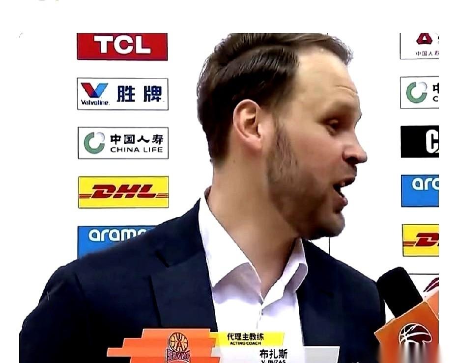 加时赛哨响，山西队险胜青岛。立陶宛外教一把抓过话筒，对着全场球迷和镜头，声嘶力竭
