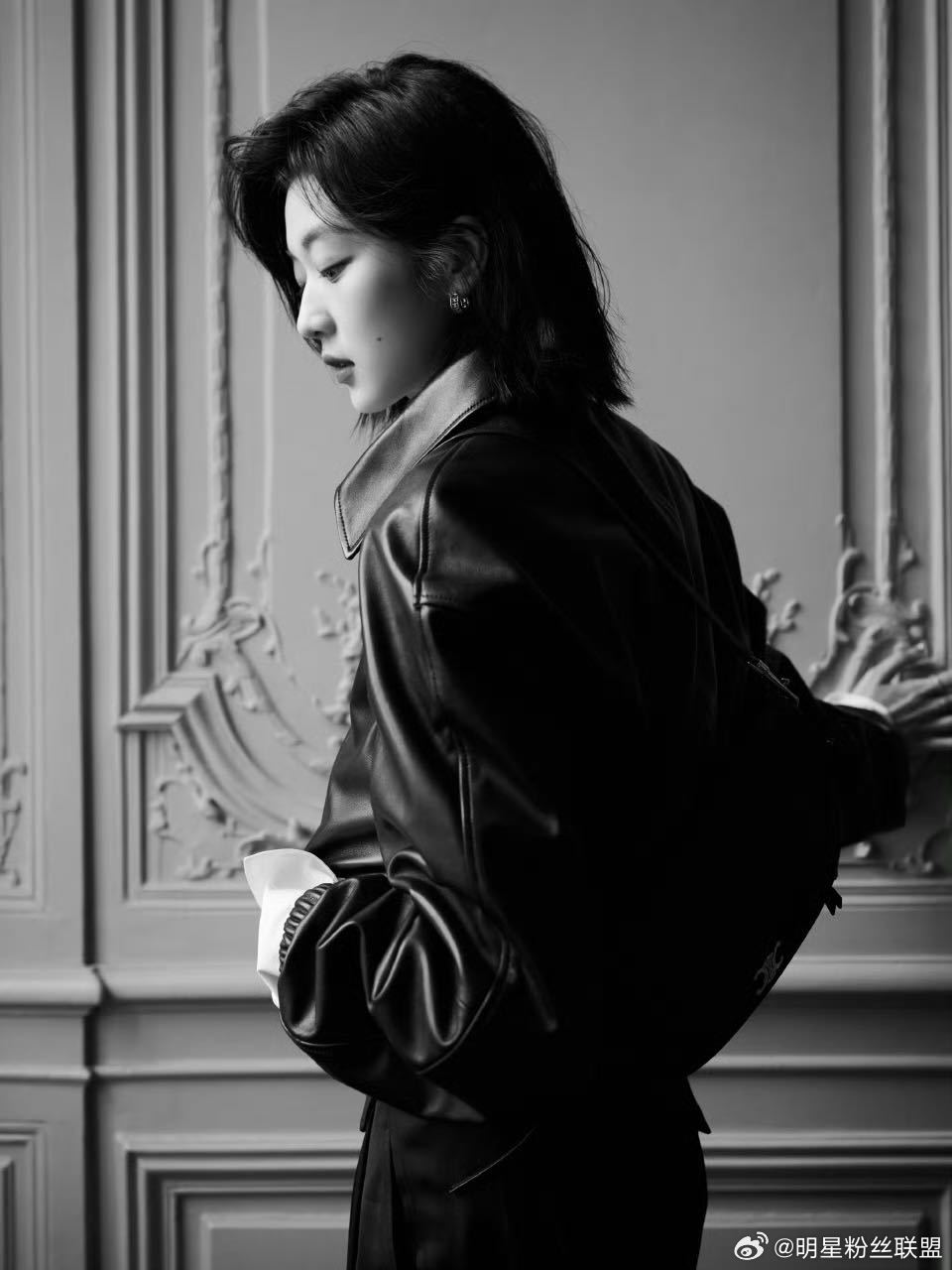 巴黎偶遇孙千网友在巴黎逛街偶遇了孙千，合影好像和朋友的合照一样，完全亲密可爱～