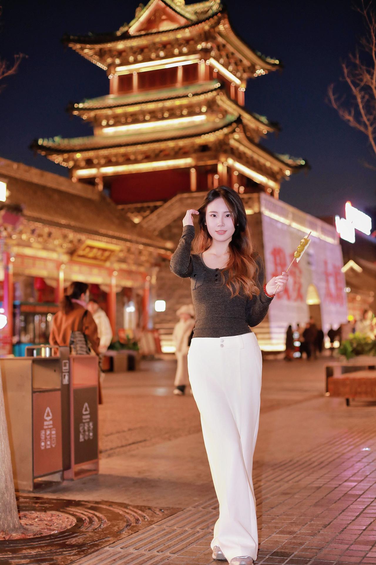 摄影约拍太原约拍跟拍太原钟楼偶遇随拍刚拍的照片看一看夜景人像