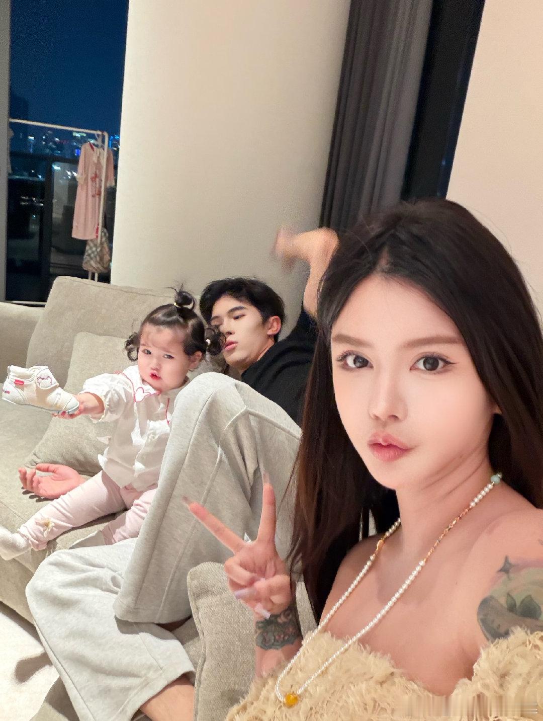 韩安冉晒一家三口合照韩安冉晒一家三口自拍，看起来好温馨呢～韩安冉晒一家三口自拍