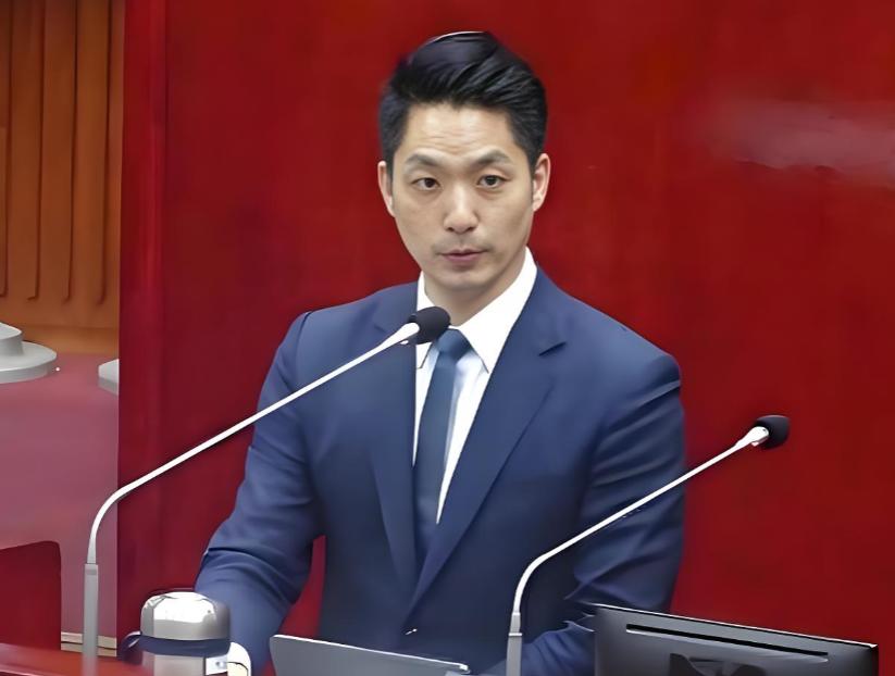 蒋万安今天在台北市议会，被民进党议员问了一个问题：你是不是中国人？这个问题很