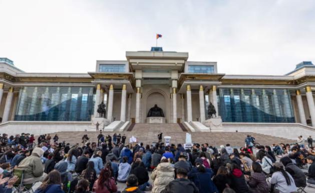 蒙古国爆发的动乱，大概率只是蒙古国崩溃的开始，要是他们再得不到外部援助，情况很可