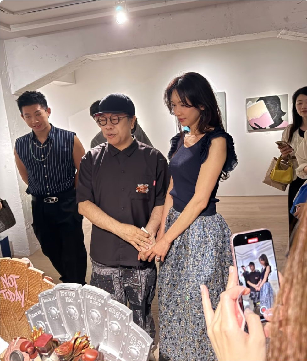 52岁林志玲在日本公开露面，支持蔡康永艺术展，脸部苍老感好明显