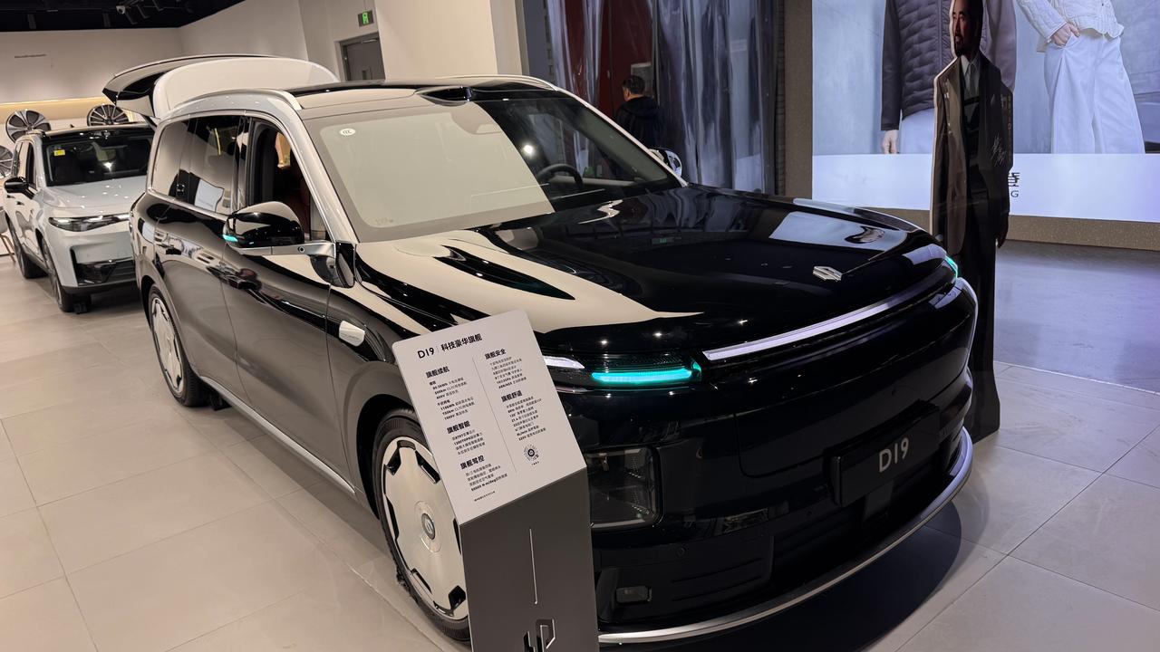 这零跑D19真的比想像中大很多…前面还有电动的前备箱增程电池甚至是80度…纯