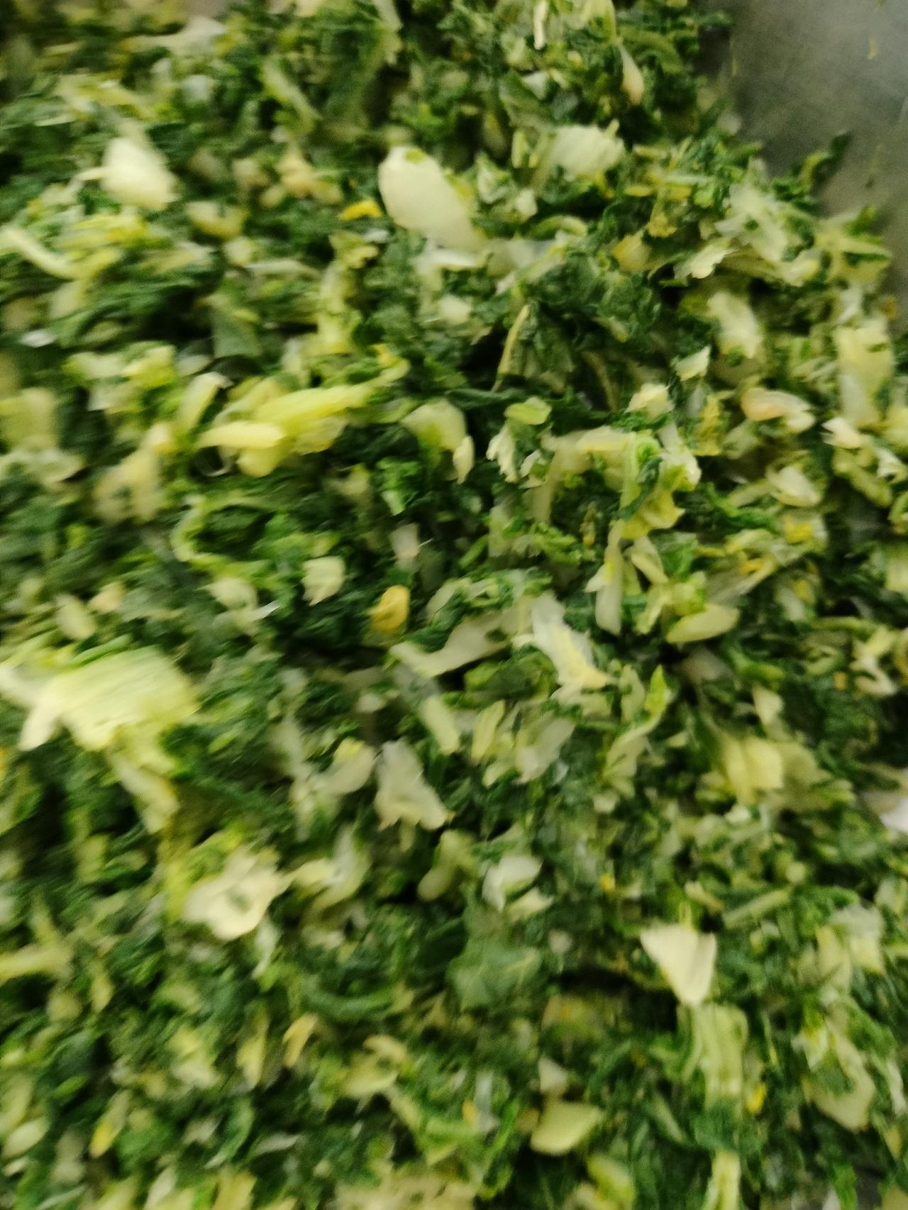 孩子想吃白菜猪肉蒸饺，我心里却偏爱小白菜的清香口感，果断跑去买了两捆小白菜。一
