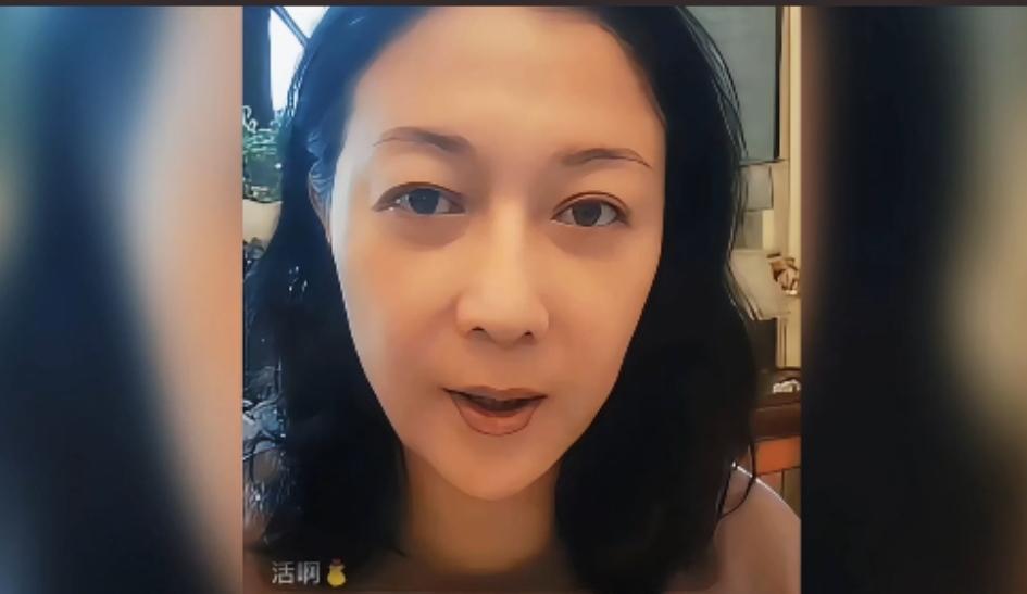 吴绮莉直播时讲女儿给她发母亲节和生日祝福港媒：吴绮莉不后悔生下这个女儿。还