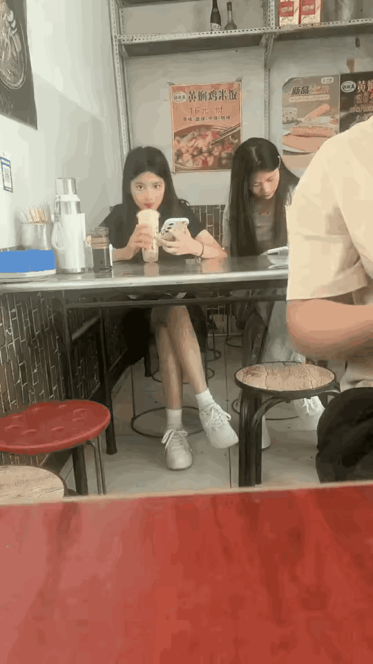 这个好，但是感觉小姐姐有点儿调皮。