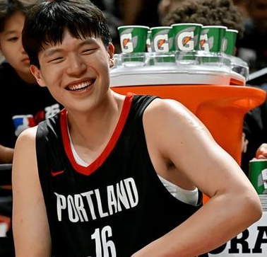杨瀚森表示自己没有那么刻苦没有加练。NBA常规赛，开拓者大胜勇士赛后，杨瀚森接受