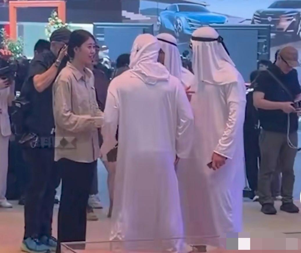 中东土豪“围堵”传祺展台北京车展这一幕，真的太提气了。一群身着白袍头巾的中东