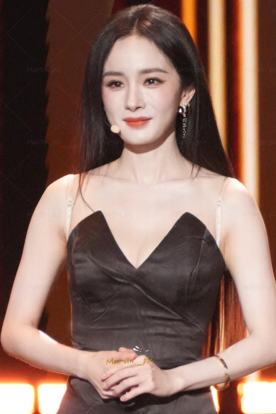 杨幂这竟是生图，好美好甜的笑容，舞台上的杨幂闪闪发光！好美cr.🍠明星生图