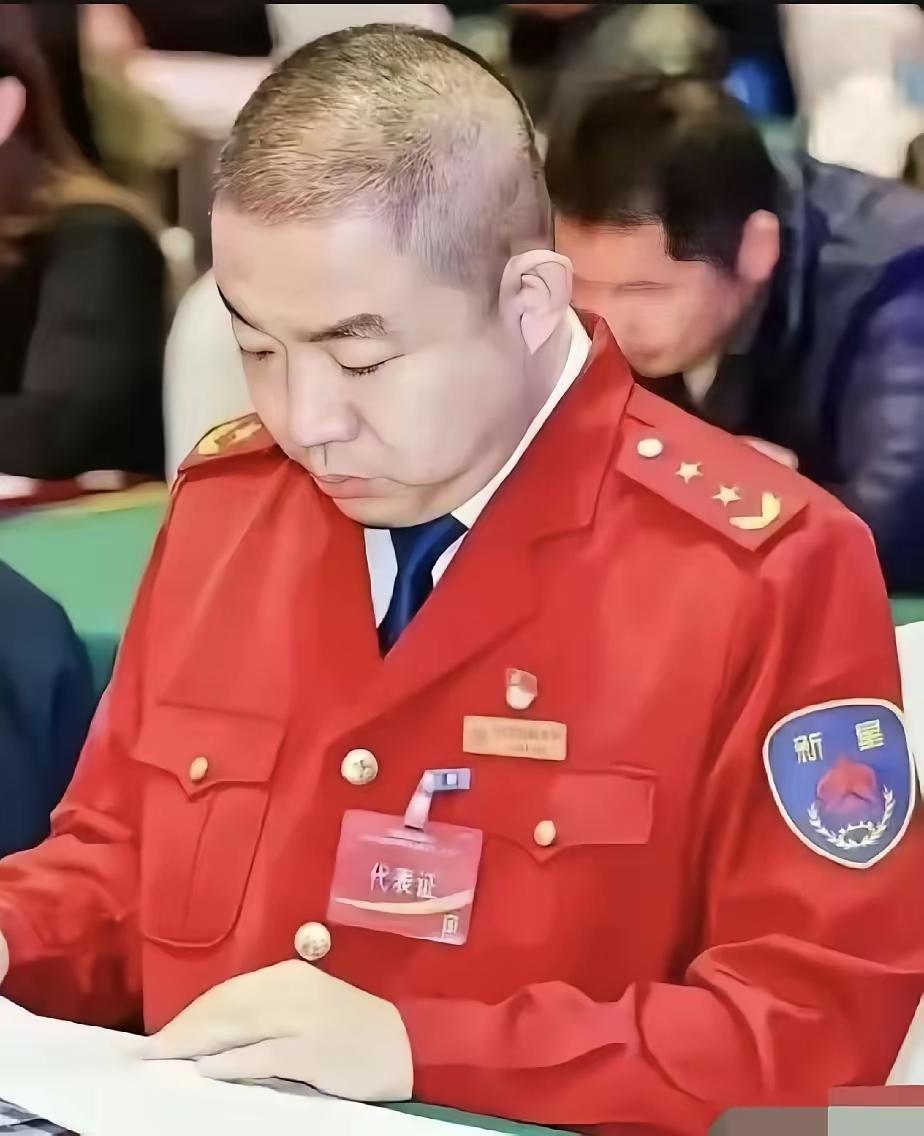 这是什么企业的制服，也太夸张了吧，如果颜色换一换，完全就是将官的服装，这种高度模