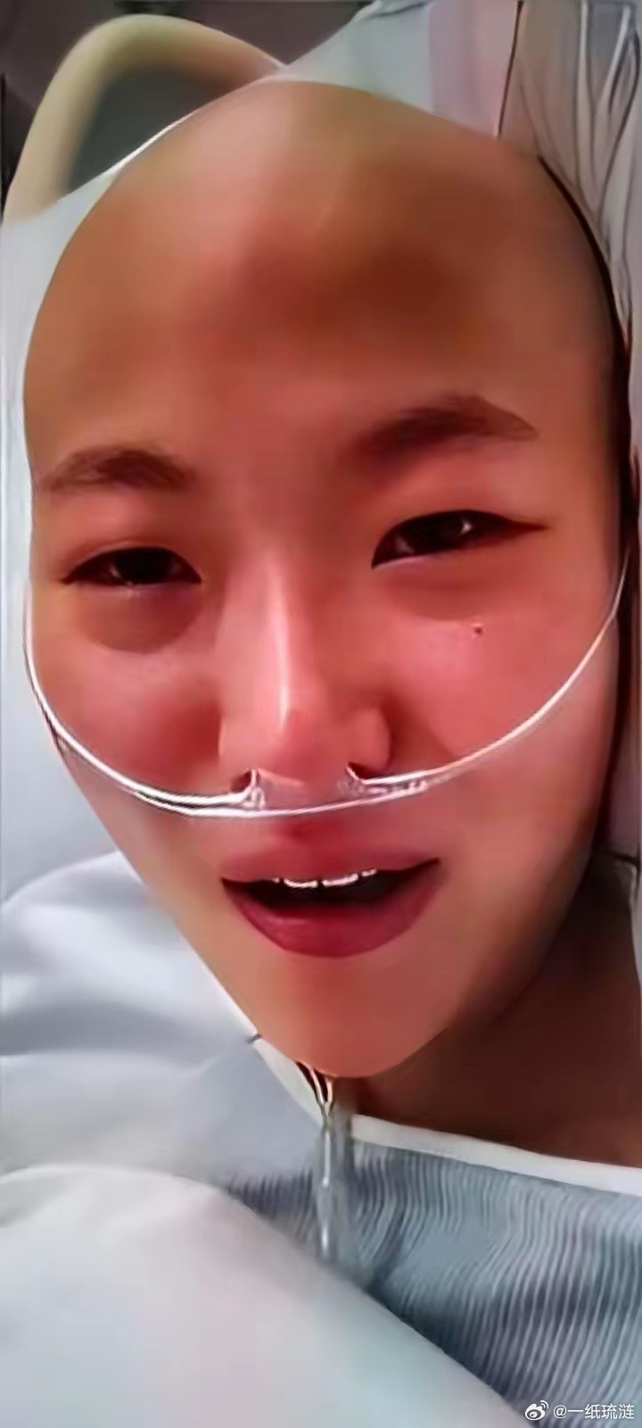 西安一家医院里,丈夫拉着化疗无望的妻子说回家吧,理由是医生没有方案,实际上是银行