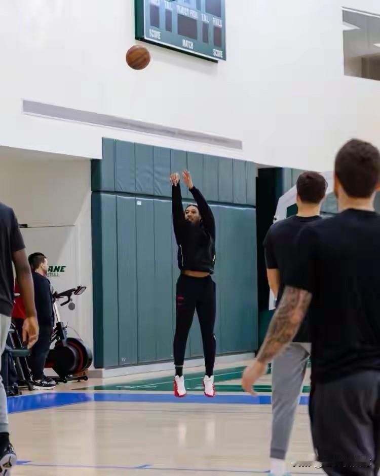 火箭小将戴维森绝对配得上更多的上场时间！在今天火箭主场迎战凯尔特人的比赛中，目前