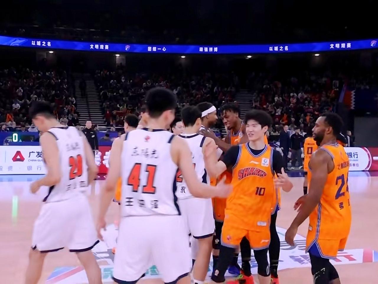上海男篮胜广东队，比赛对于他们冲冠的锻炼价值似乎不高上海男篮主场对阵广东队，