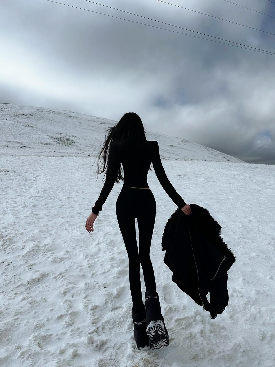 喜欢背对着你这个世界不会对漂亮的女人太绝情终于拍到了这一套在雪里穿黑色就是