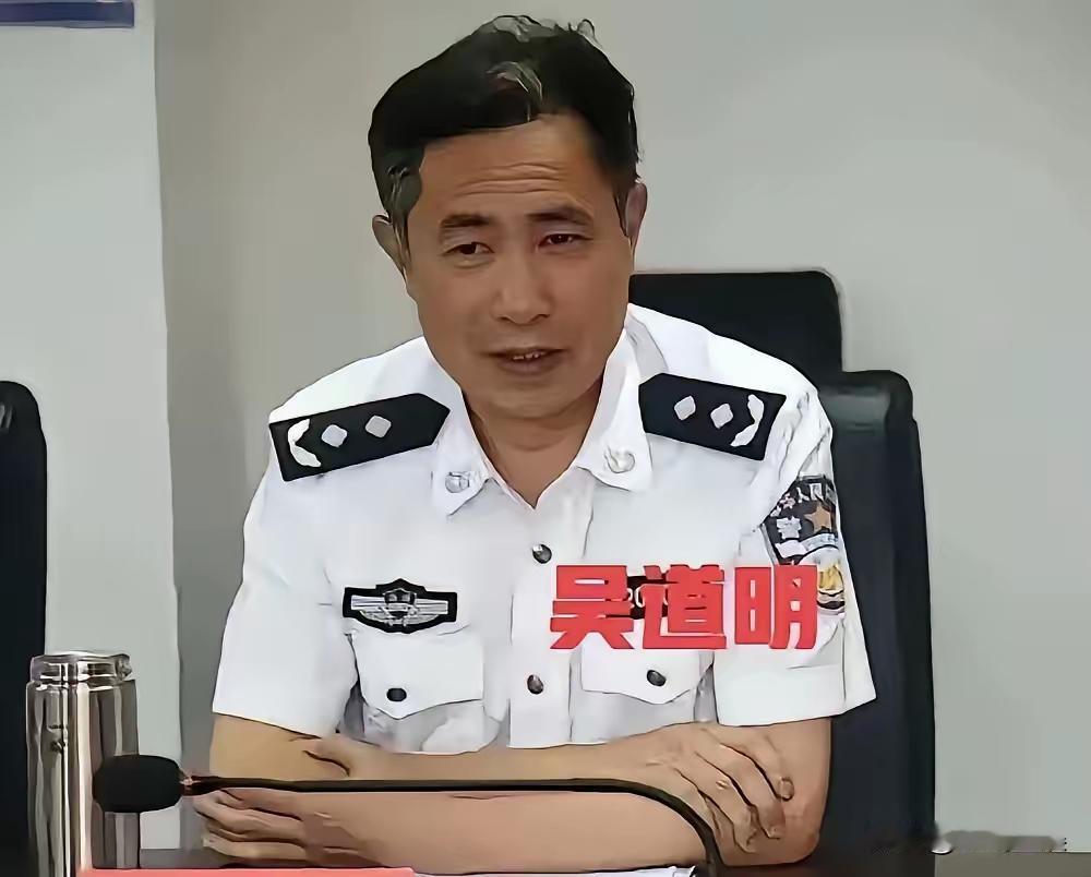 ​一个管监狱的，退休后硬是把自己送进了监狱，这也属于黑色幽默讽刺。吴道明，62岁