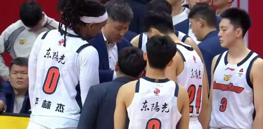 广东队为什么会输？看图就知道。最后2秒，广东队落后一分，杜峰暂停布置战术。按