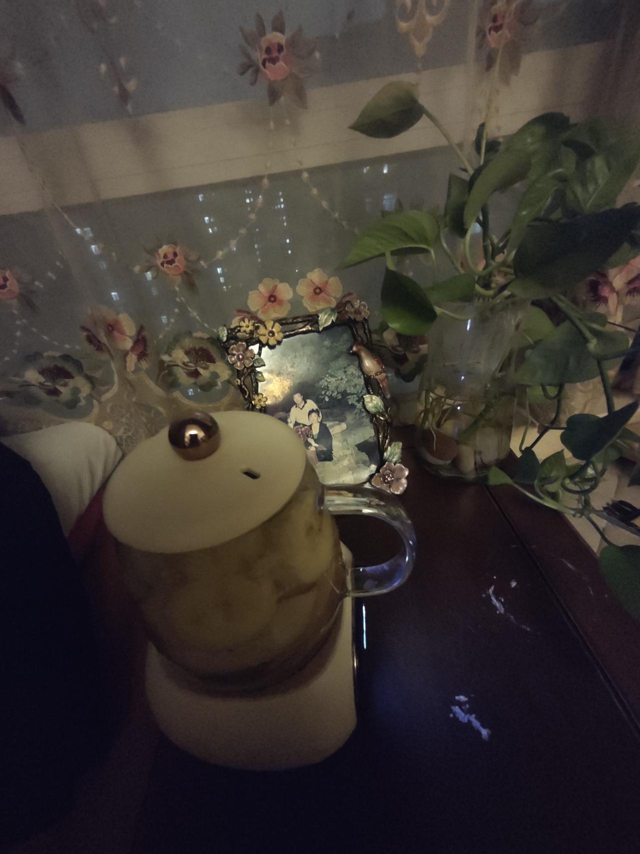 老两口的下午茶冬至以后，迎来最长黑夜，今天天气寒冷，但屋里面暖洋洋的，午