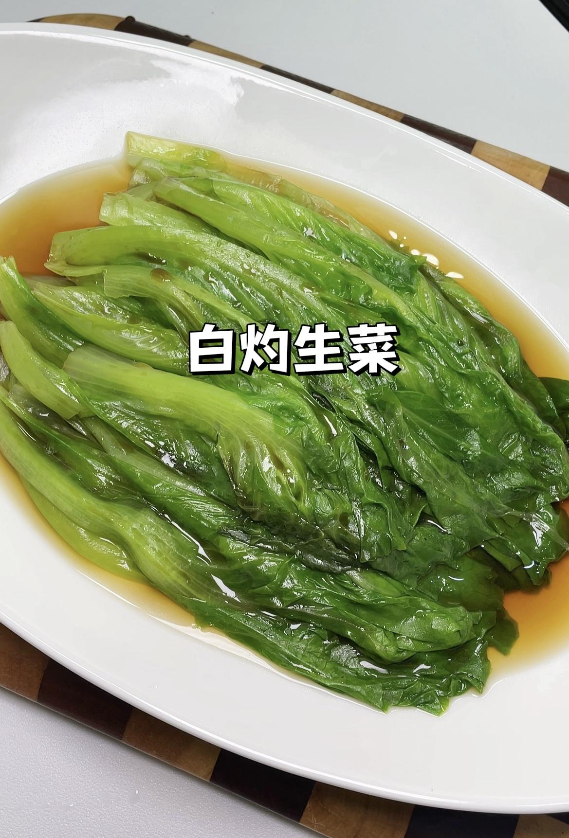 准备嫩嫩的生菜，清洗干净。烧一锅水，水沸后加一点亚麻籽油，鸡汁，盐。放入生菜
