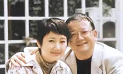 1996年王刚娶成方圆，醉酒问她为啥不生孩子，她回"等我玩够再说"：29年后，两