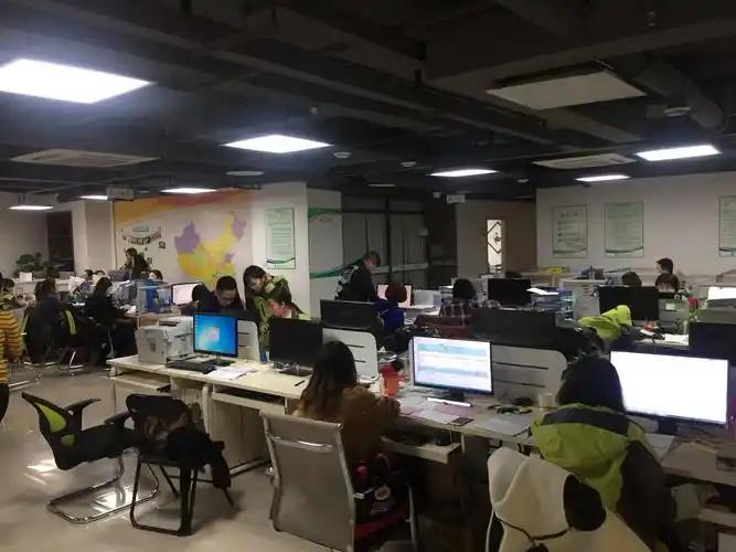 15亿人挤爆景区，旅行社却批量倒闭，曾经躺着赚钱的黄金生意怎么突然就不香了。 