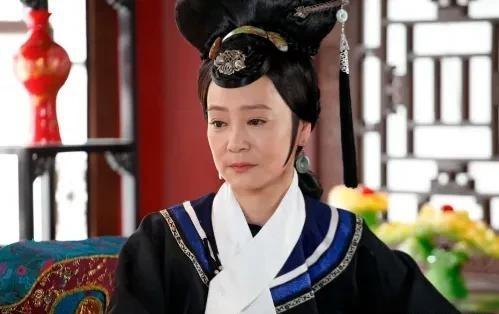 1711年，热河行宫，一相貌丑陋的宫女肚子突然大了，她一口咬定是卷发四阿哥胤禛的