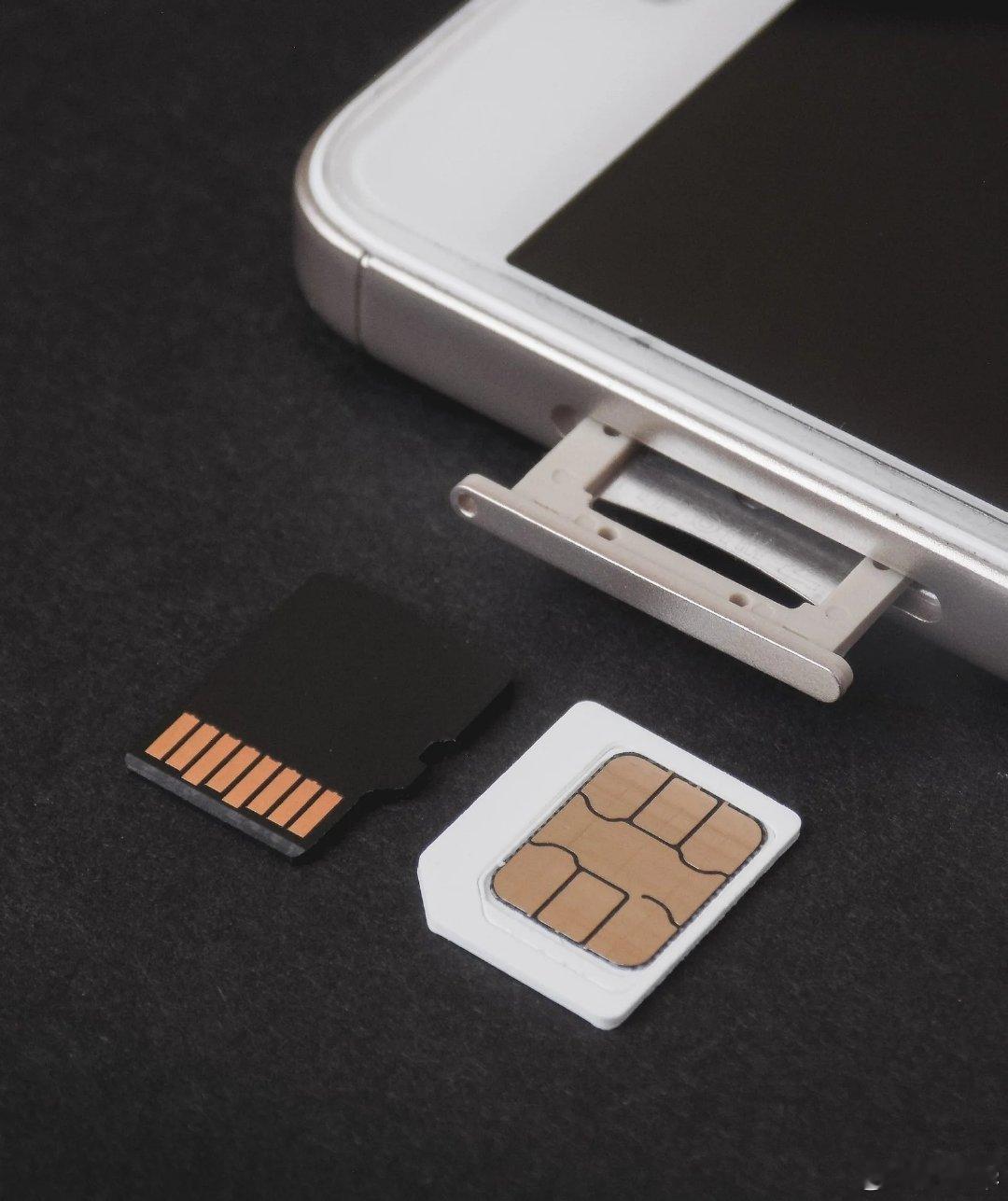 下半年eSIM会成为旗舰手机的标配，但会保留SIM卡槽。以iPhone18Pro系列来说，会有1个S