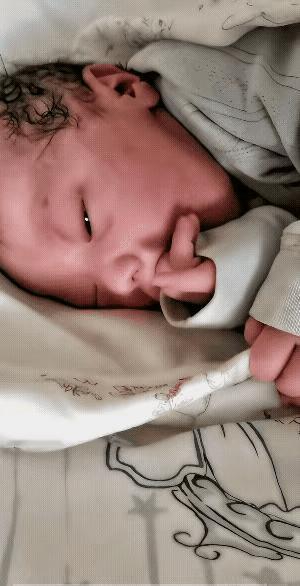 网传这个短视频是汪小菲跟马筱梅的“小七宝”刚生完就被拍发到了网上如果真