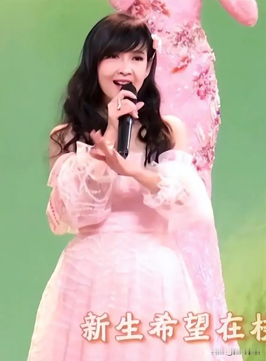 女明星里，最想不通的就是周慧敏了！2026周慧敏首登春晚，她都58岁了，难道