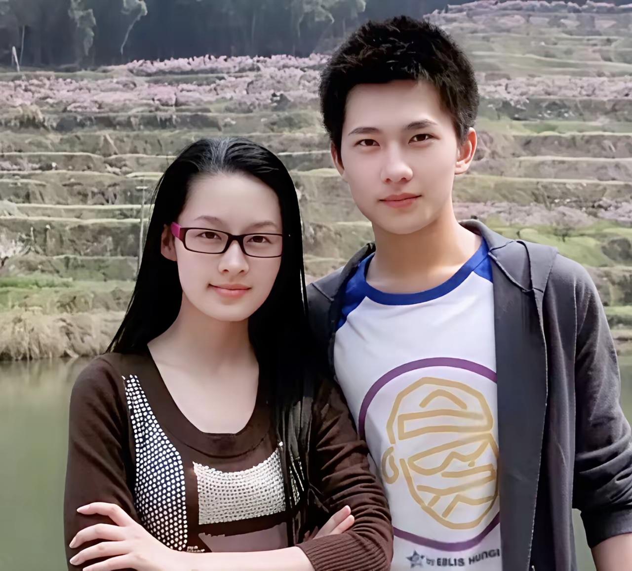 杨洋真的是从小帅到大，看看这张二十多岁时的照片，看着比他的初恋女友李沁还要美，眉