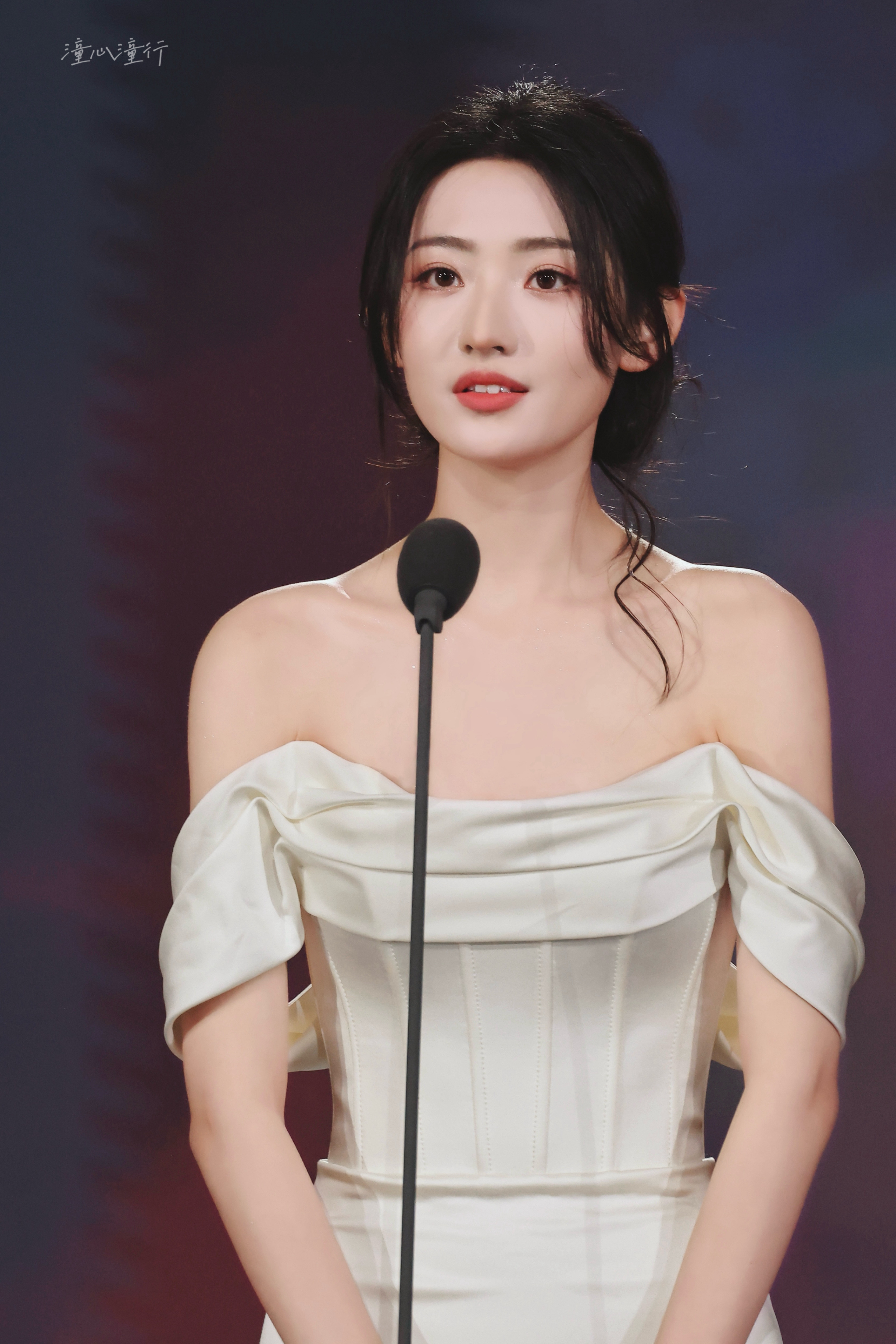 杨雨潼肩线裁落星河，裙摆漫过温柔。