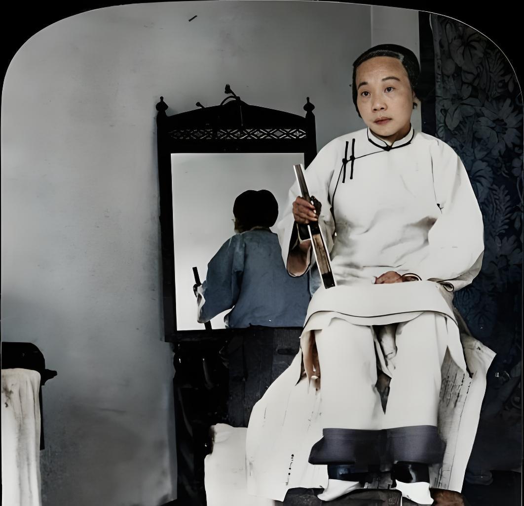这两张清末老照片，定格了“三寸金莲”的真实影像：女子身着传统长衫端坐镜前，团