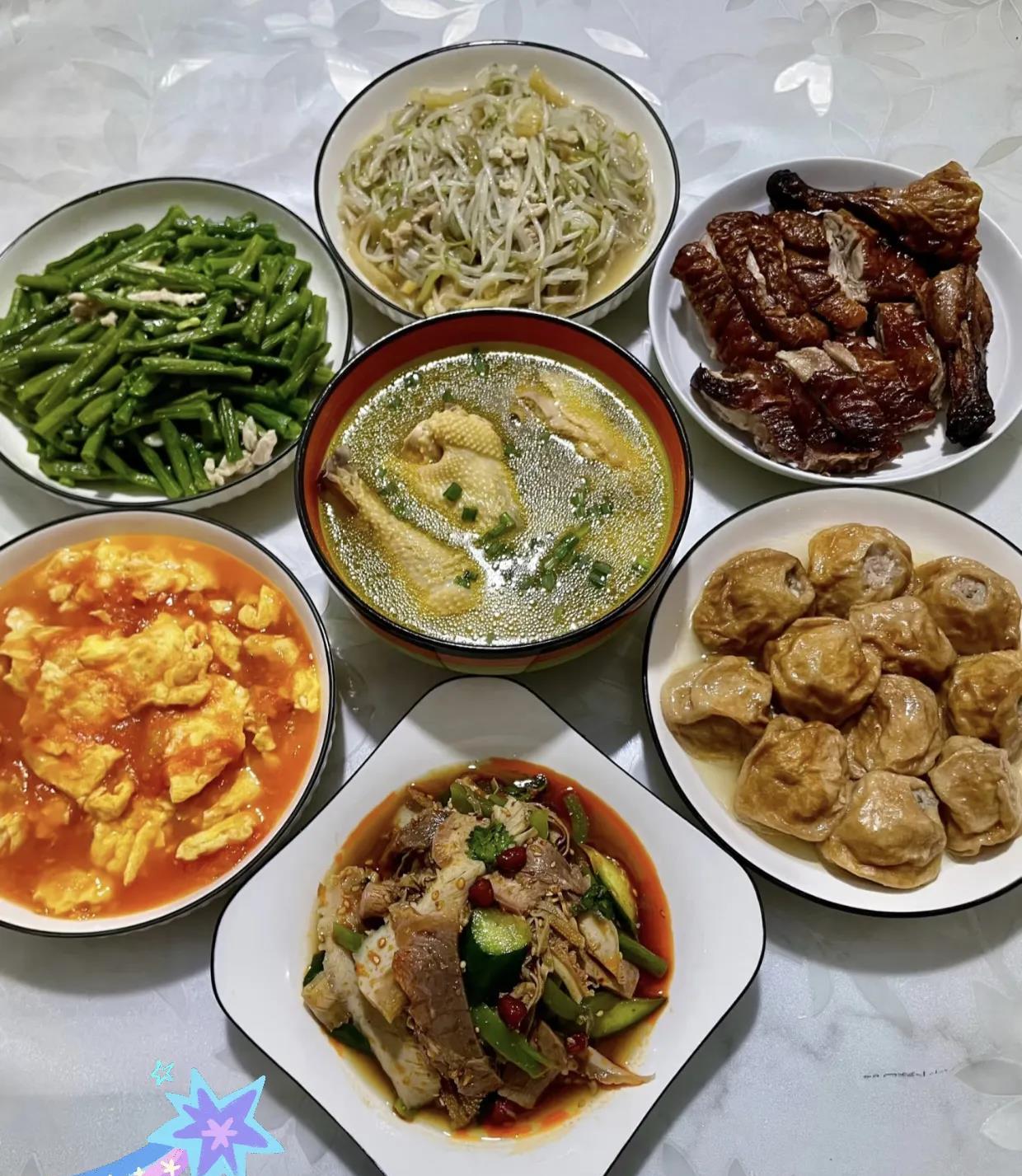 昨晚家里突然来了老公的朋友带着妻子做客，本想用现有的食材整出一桌温暖的家常菜。只