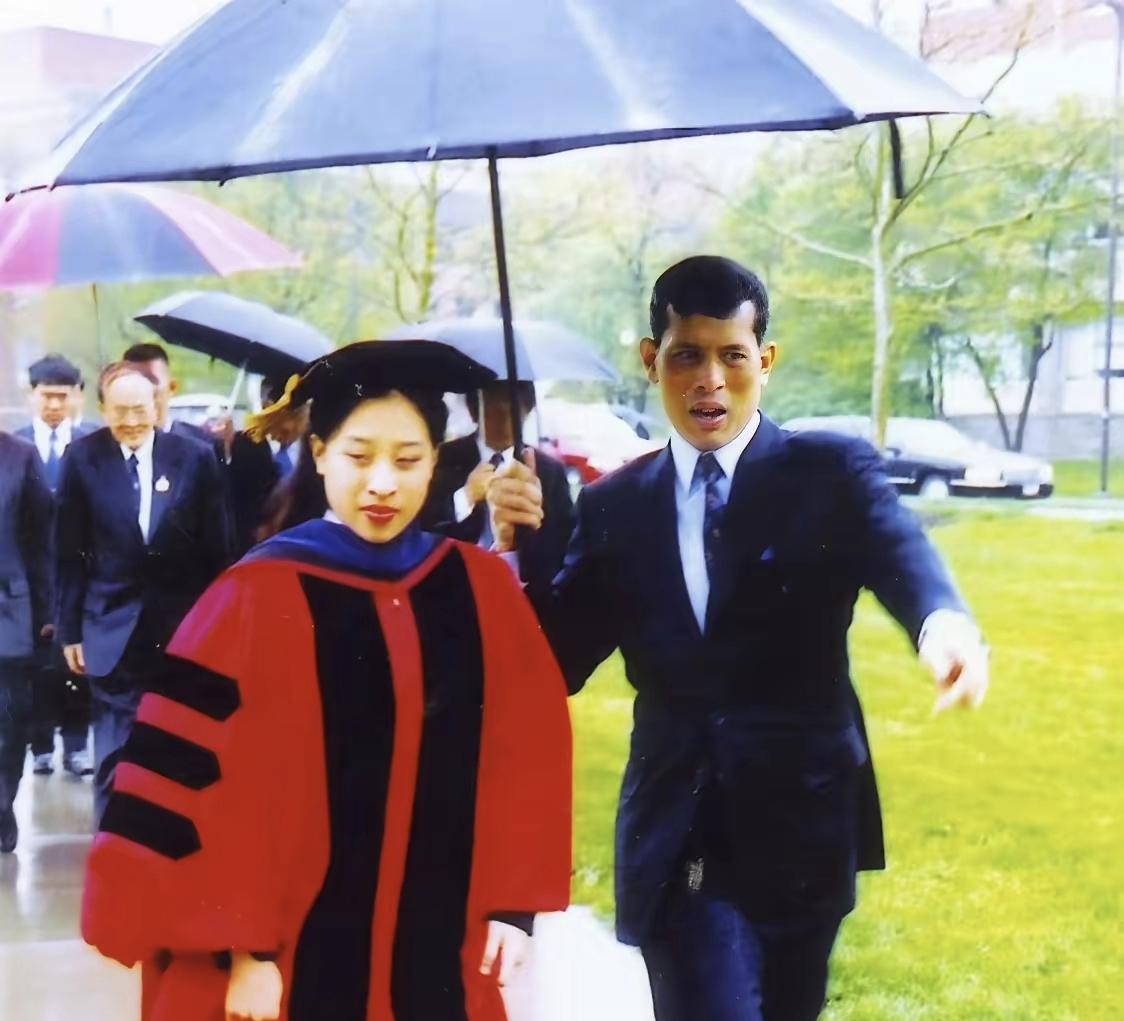 玛哈耳高过眉，一看就不是那种没野心的人，当初可以取代诗琳通成为泰国的国王，估计也