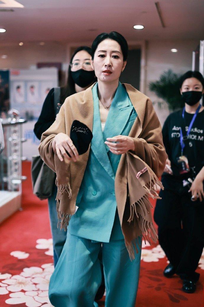 今天刘敏涛在北京出席时尚活动，她这次搭配的很有气质，看起来年轻又漂亮。刘敏涛