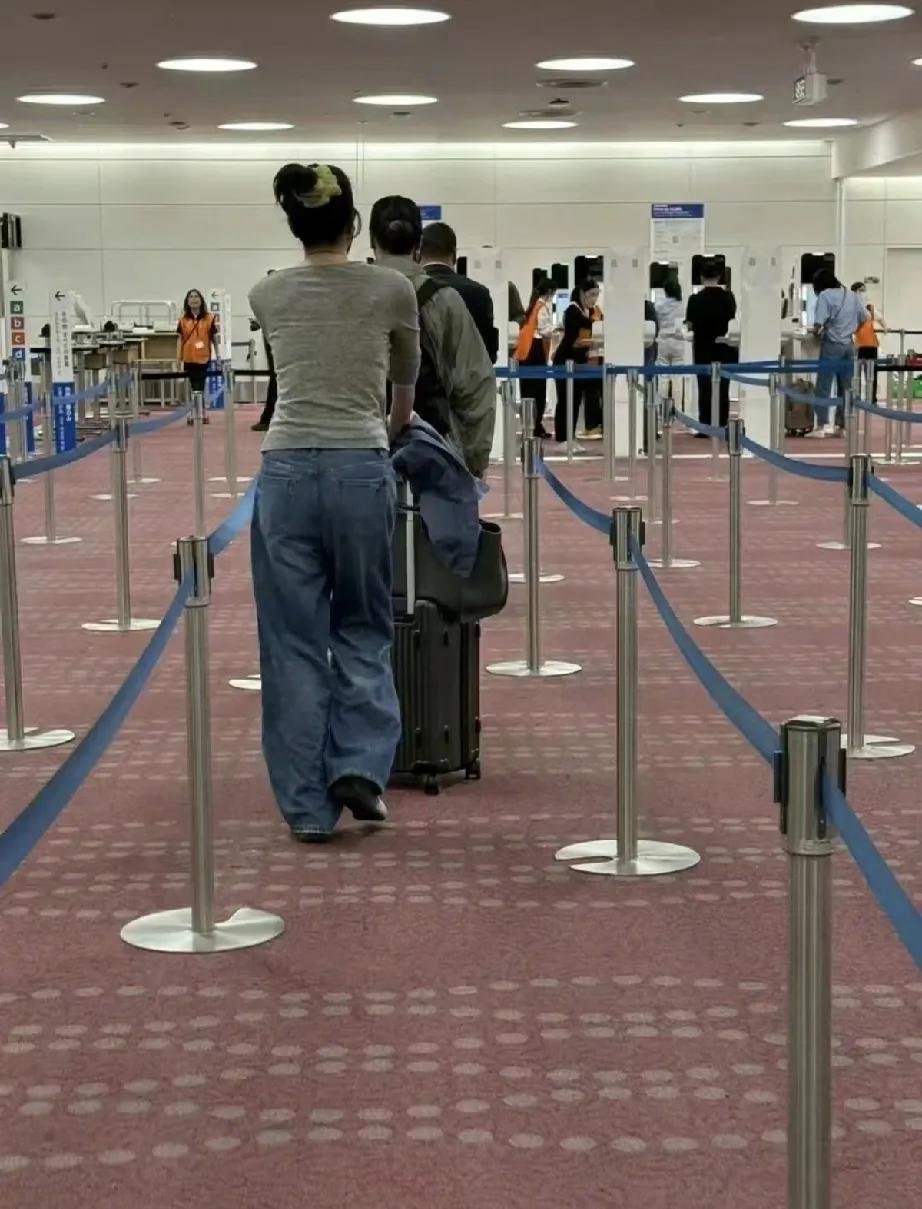520王菲谢霆锋合体了，5月20日两位一起去日本旅游被偶遇，王菲不是说保养得很好