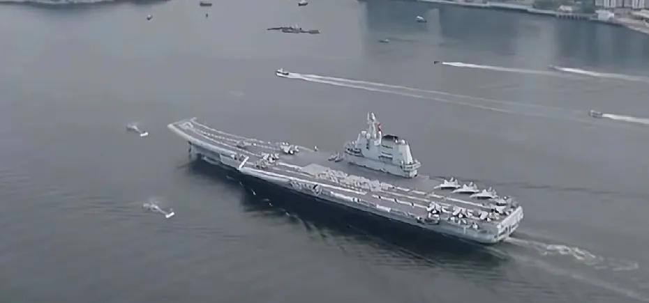 为什么055不给看？不要着急，心急吃不了热豆腐。055陪着山东号去香港了，山东号